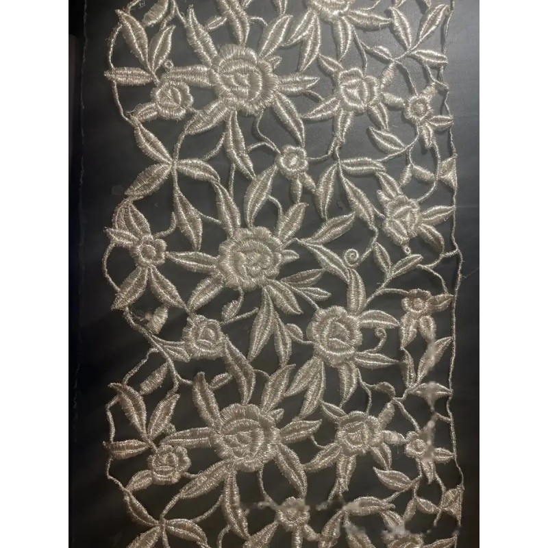 Encaje bordado en plata con flores, medidas 125 cm x 26 cm Encaje bordado en plata con flores, medidas 125 cm x 26 cm