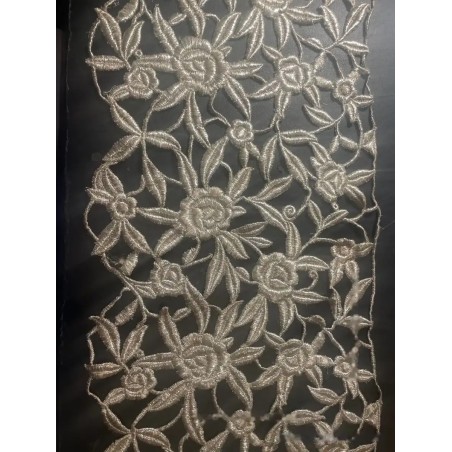 Encaje bordado en plata con flores, medidas 125 cm x 26 cm