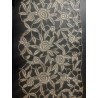 Encaje bordado en plata con flores, medidas 125 cm x 26 cm