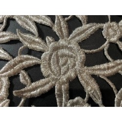 Encaje bordado en plata con flores, medidas 125 cm x 26 cm