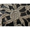 Encaje bordado en plata con flores, medidas 125 cm x 26 cm
