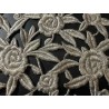 Encaje bordado en plata con flores, medidas 125 cm x 26 cm