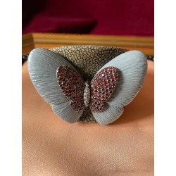 Brazalete de Cuero Texturizado con Mariposa de Granates - Joya Artesanal Elegante