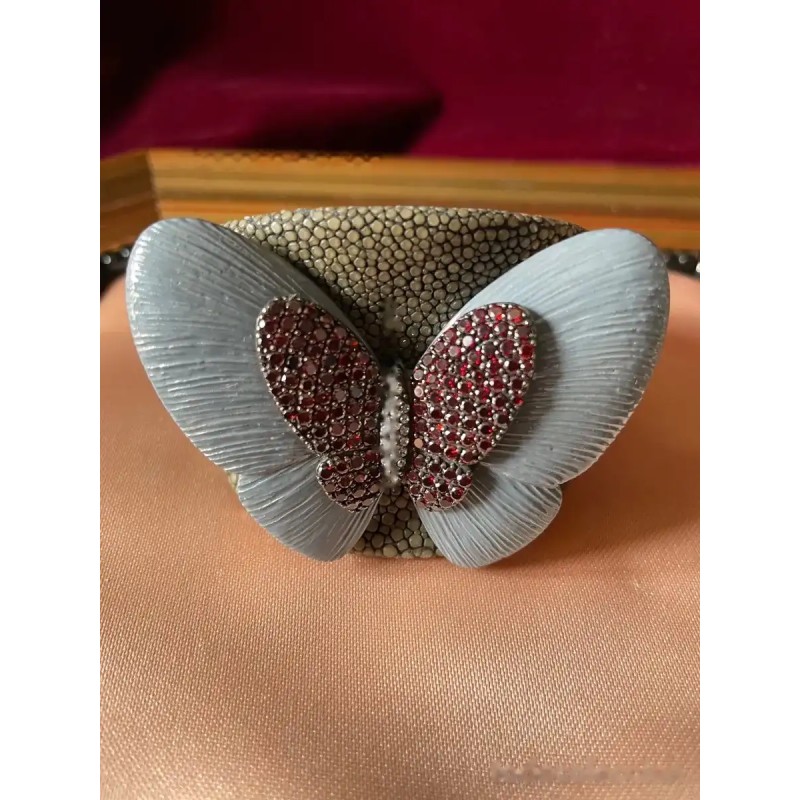 Brazalete de Cuero Texturizado con Mariposa de Granates - Joya Artesanal Elegante