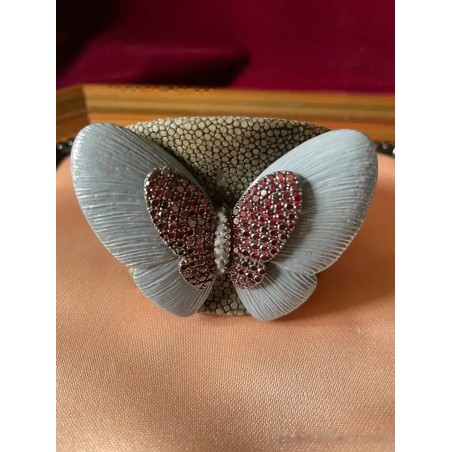 Brazalete de Cuero Texturizado con Mariposa de Granates - Joya Artesanal Elegante