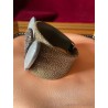 Brazalete de Cuero Texturizado con Mariposa de Granates - Joya Artesanal Elegante