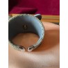 Brazalete de Cuero Texturizado con Mariposa de Granates - Joya Artesanal Elegante