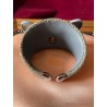 Brazalete de Cuero Texturizado con Mariposa de Granates - Joya Artesanal Elegante