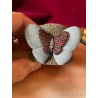 Brazalete de Cuero Texturizado con Mariposa de Granates - Joya Artesanal Elegante