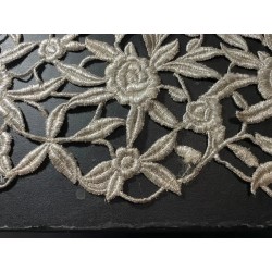 Encaje bordado en plata con flores, medidas 125 cm x 26 cm
