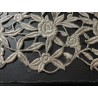 Encaje bordado en plata con flores, medidas 125 cm x 26 cm