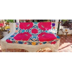 Mantón de Manila Bordado con Flores Fucsia - Estilo Cigarreras con Flecos Crema