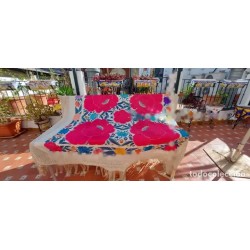 Mantón de Manila Bordado con Flores Fucsia - Estilo Cigarreras con Flecos Crema