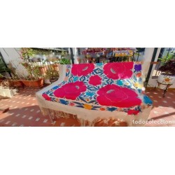 Mantón de Manila Bordado con Flores Fucsia - Estilo Cigarreras con Flecos Crema
