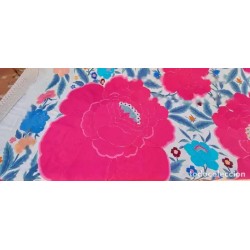Mantón de Manila Bordado con Flores Fucsia - Estilo Cigarreras con Flecos Crema
