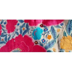 Mantón de Manila Bordado con Flores Fucsia - Estilo Cigarreras con Flecos Crema