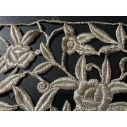 Encaje bordado en plata con flores, medidas 125 cm x 26 cm