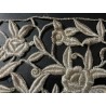Encaje bordado en plata con flores, medidas 125 cm x 26 cm