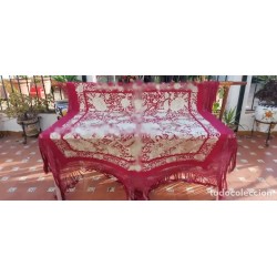 Mantón de Manila Rojo con Bordado Crema - Escenas Orientales y Motivos Florales