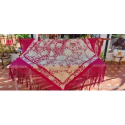 Mantón de Manila Rojo con Bordado Crema - Escenas Orientales y Motivos Florales