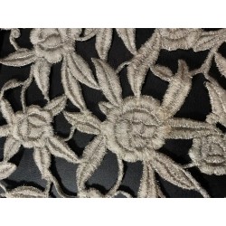 Encaje bordado en plata con flores, medidas 125 cm x 26 cm