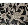 Encaje bordado en plata con flores, medidas 125 cm x 26 cm