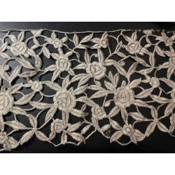 Encaje bordado en plata con flores, medidas 125 cm x 26 cm