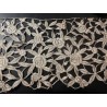 Encaje bordado en plata con flores, medidas 125 cm x 26 cm