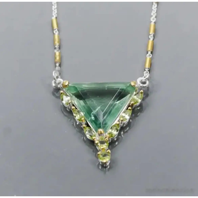 Gargantilla de plata con piedra de fluorita natural de 14 quilates en forma triangular Gargantilla de plata con piedra de fluorita natural de 14 quilates en forma triangular