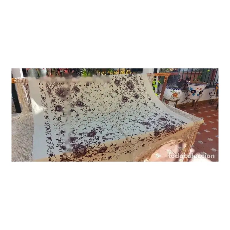 Mantón de Manila de Seda Crema con Bordado Floral en Tono Morado - Pieza Textil