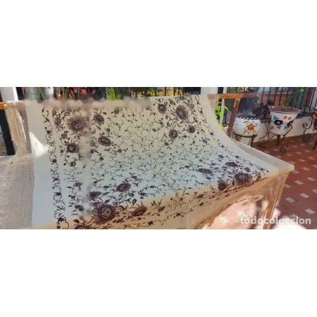 Mantón de Manila de Seda Crema con Bordado Floral en Tono Morado - Pieza Textil