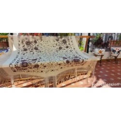 Mantón de Manila de Seda Crema con Bordado Floral en Tono Morado - Pieza Textil