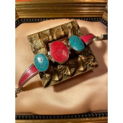 Pulsera de plata tibetana con corales rojos y turquesas, diseño único