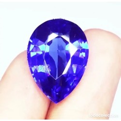 Zafiro con talla de gota de 19.32 quilates en tono azul vibrante