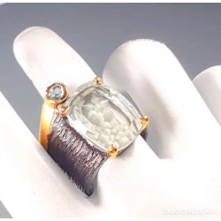Anillo de plata con turmalina verde y detalle de flor de coral - Joya única