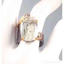 Anillo de plata con turmalina verde y detalle de flor de coral - Joya única