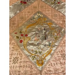 Colcha bordada a mano en seda rosa con motivos florales y pareja dieciochesca, trabajo filipino 1900
