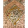 Colcha bordada a mano en seda rosa con motivos florales y pareja dieciochesca, trabajo filipino 1900