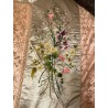 Colcha bordada a mano en seda rosa con motivos florales y pareja dieciochesca, trabajo filipino 1900