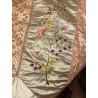 Colcha bordada a mano en seda rosa con motivos florales y pareja dieciochesca, trabajo filipino 1900