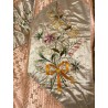 Colcha bordada a mano en seda rosa con motivos florales y pareja dieciochesca, trabajo filipino 1900