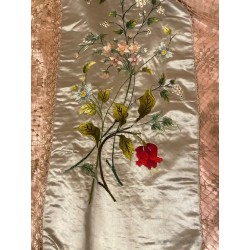 Colcha bordada a mano en seda rosa con motivos florales y pareja dieciochesca, trabajo filipino 1900