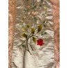 Colcha bordada a mano en seda rosa con motivos florales y pareja dieciochesca, trabajo filipino 1900