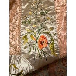 Colcha bordada a mano en seda rosa con motivos florales y pareja dieciochesca, trabajo filipino 1900