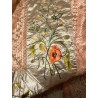Colcha bordada a mano en seda rosa con motivos florales y pareja dieciochesca, trabajo filipino 1900