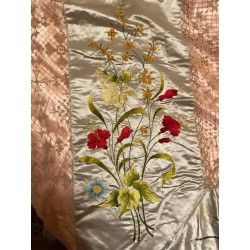 Colcha bordada a mano en seda rosa con motivos florales y pareja dieciochesca, trabajo filipino 1900