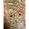 Colcha bordada a mano en seda rosa con motivos florales y pareja dieciochesca, trabajo filipino 1900