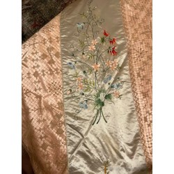 Colcha bordada a mano en seda rosa con motivos florales y pareja dieciochesca, trabajo filipino 1900