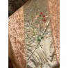 Colcha bordada a mano en seda rosa con motivos florales y pareja dieciochesca, trabajo filipino 1900
