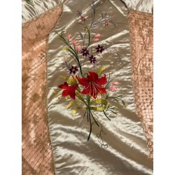 Colcha bordada a mano en seda rosa con motivos florales y pareja dieciochesca, trabajo filipino 1900